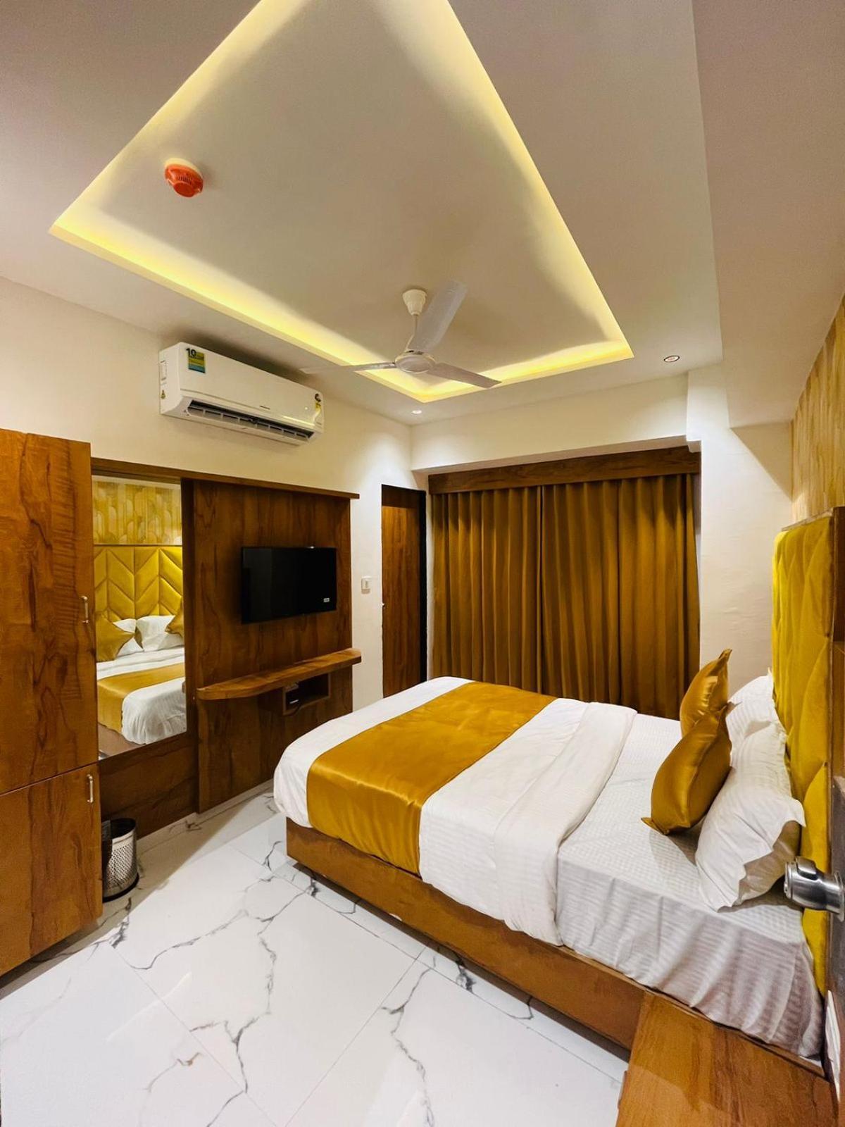 Hotel Paramount Villa Gandhinagar Esterno foto